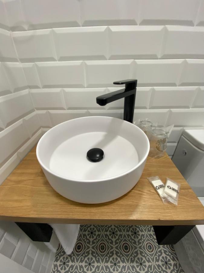 Casual Mardones Hotel Bilbao Exterior foto A modern vessel sink