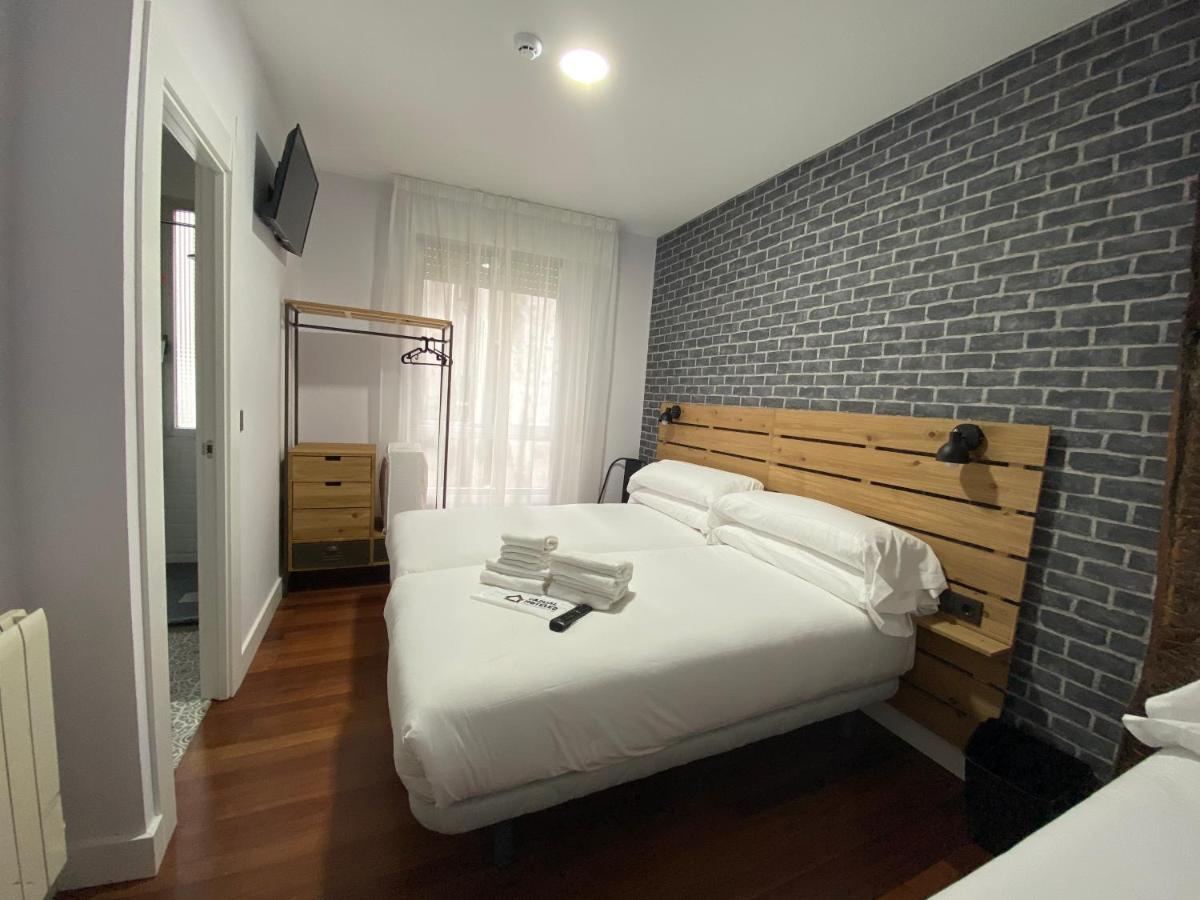 Casual Mardones Hotel Bilbao Exterior foto A room at the hotel