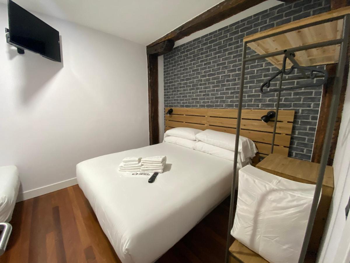 Casual Mardones Hotel Bilbao Exterior foto A room at the hotel