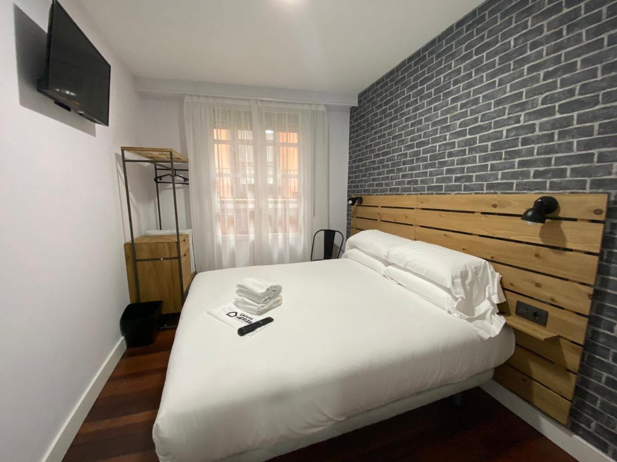 Casual Mardones Hotel Bilbao Exterior foto A room at the hotel