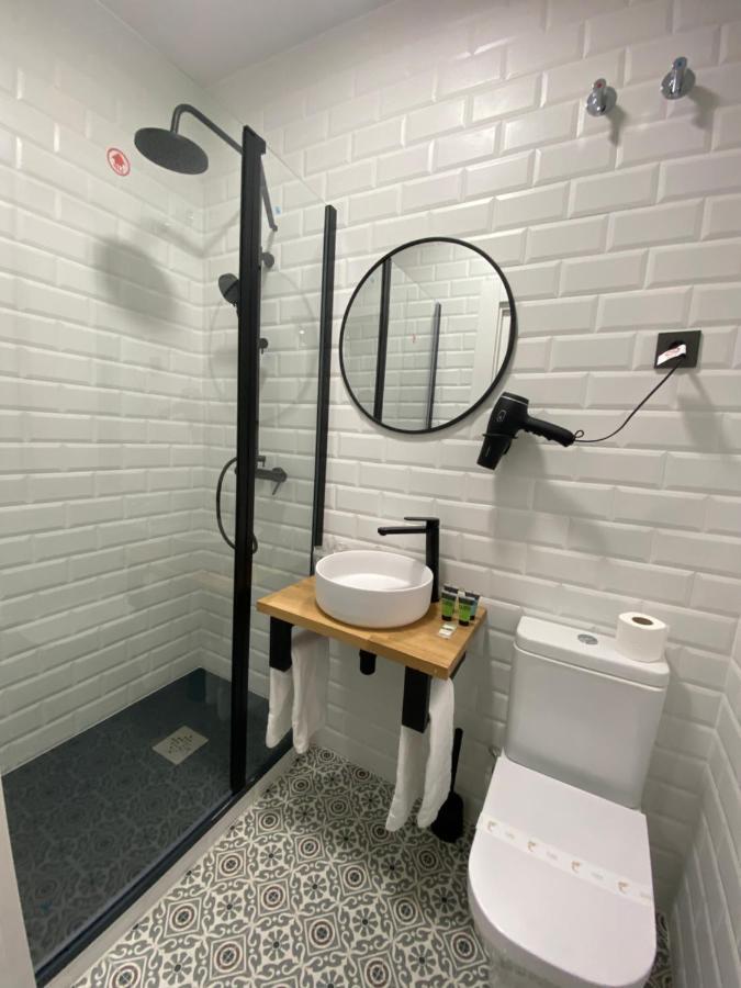 Casual Mardones Hotel Bilbao Exterior foto Bathroom in a hotel