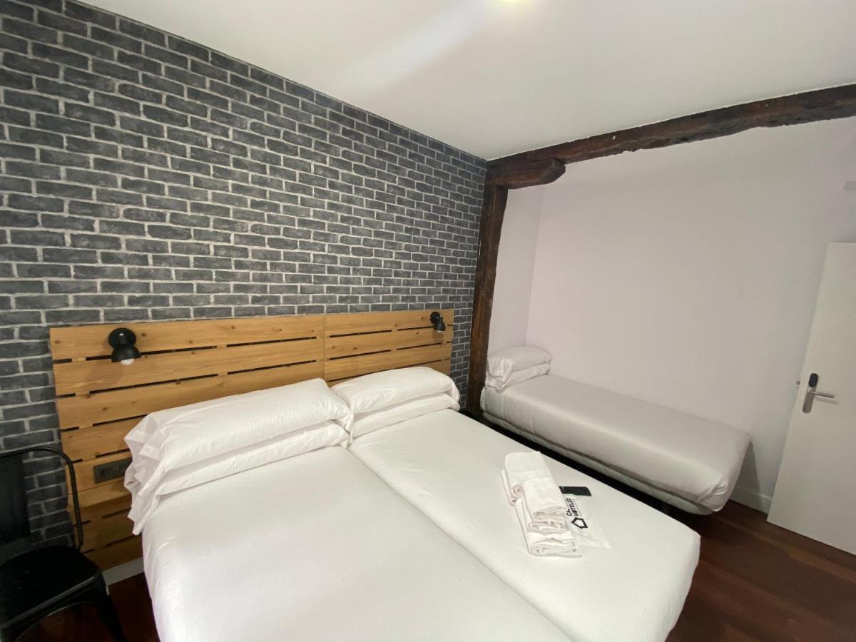 Casual Mardones Hotel Bilbao Exterior foto A room at the hotel