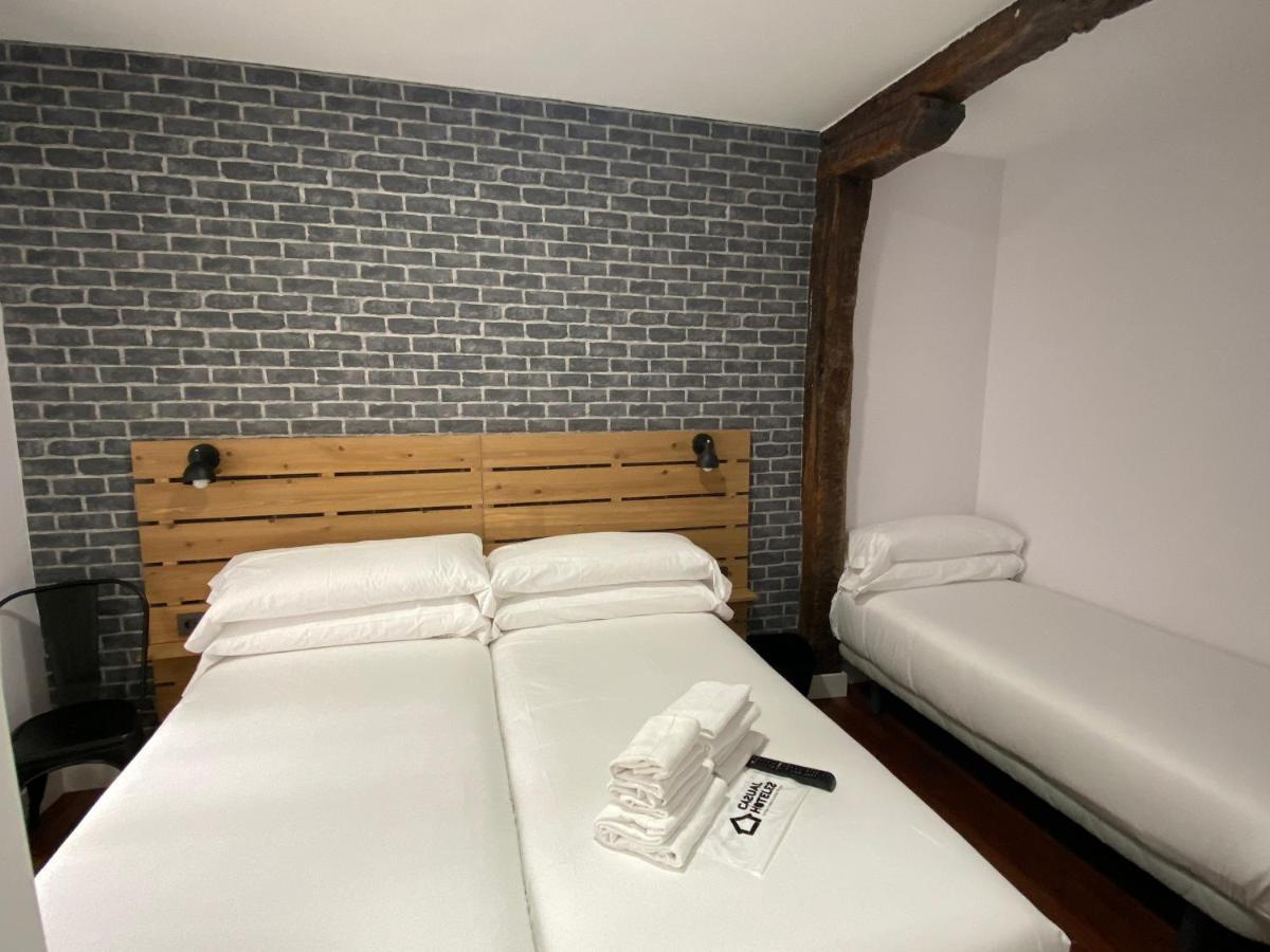 Casual Mardones Hotel Bilbao Exterior foto A room at the hotel