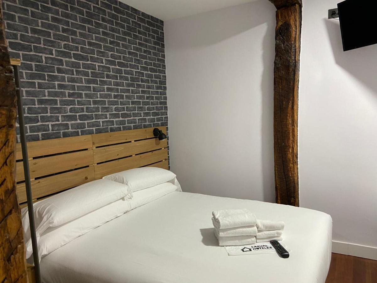 Casual Mardones Hotel Bilbao Exterior foto A room at the hotel