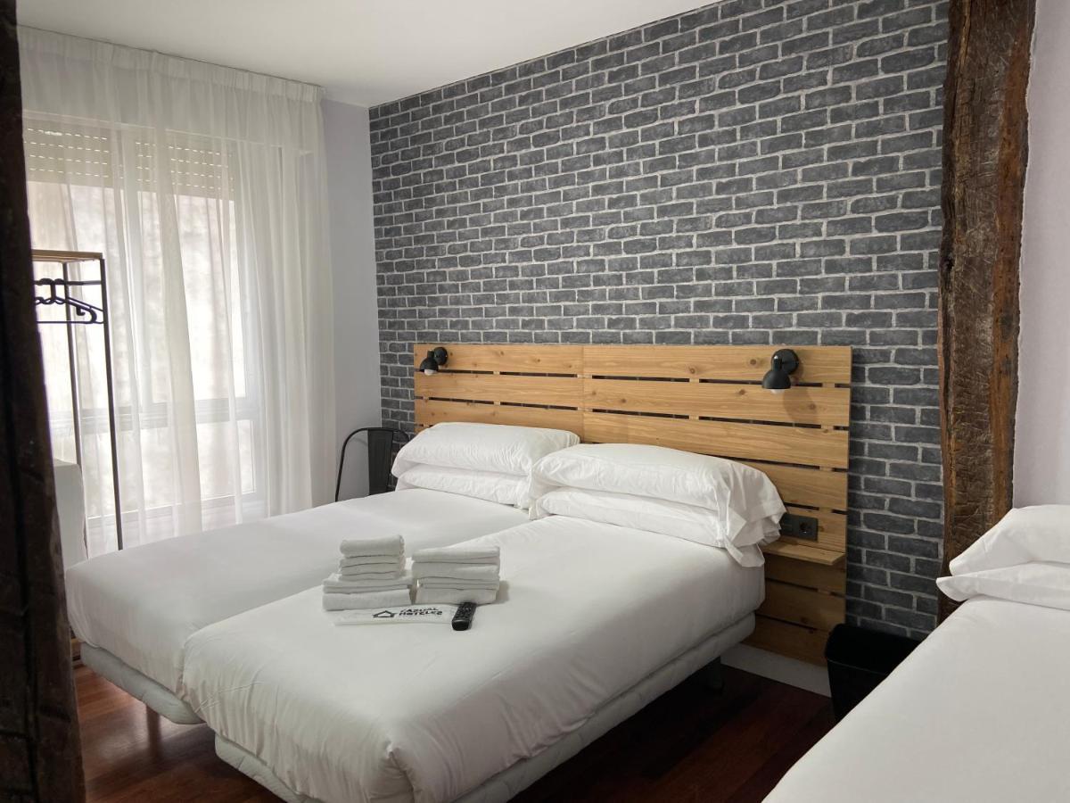 Casual Mardones Hotel Bilbao Exterior foto A room at the hotel