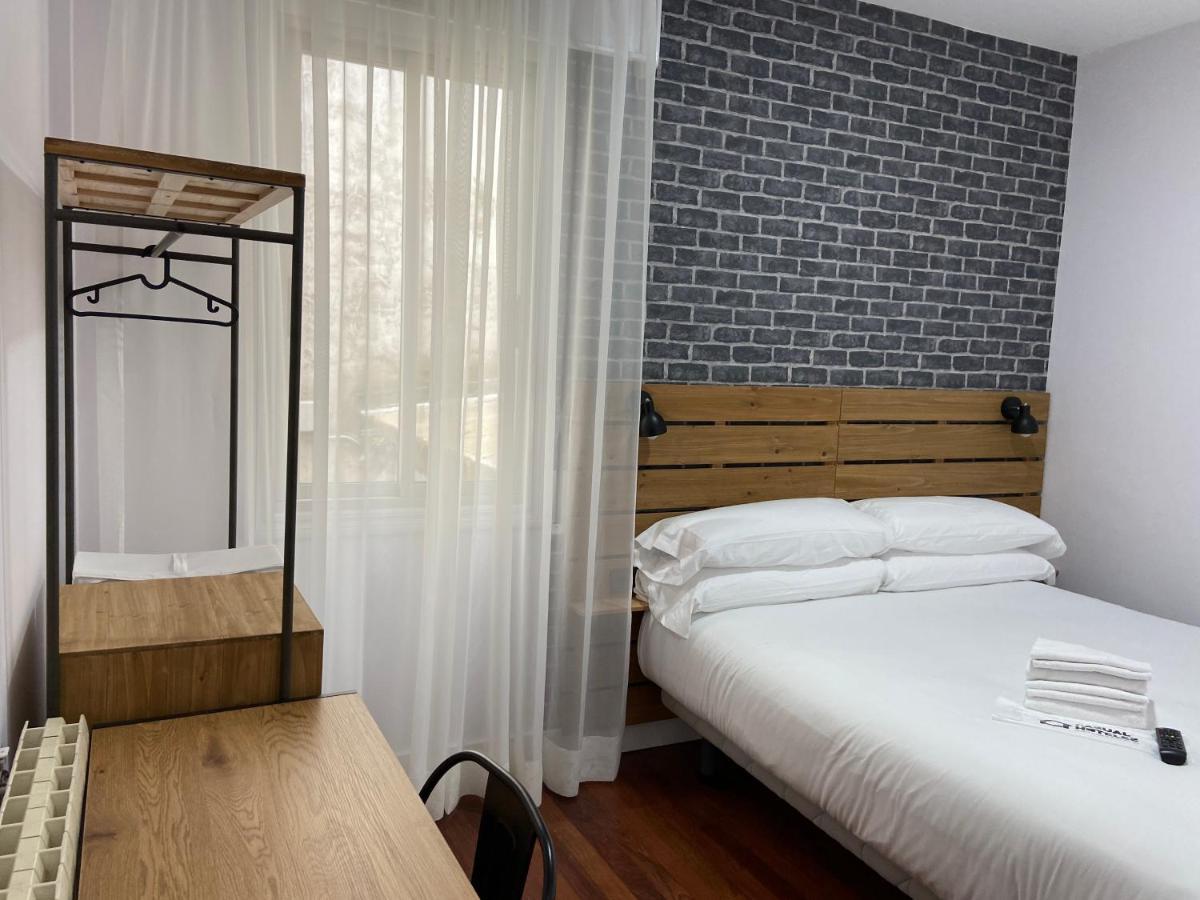 Casual Mardones Hotel Bilbao Exterior foto A room at the hotel