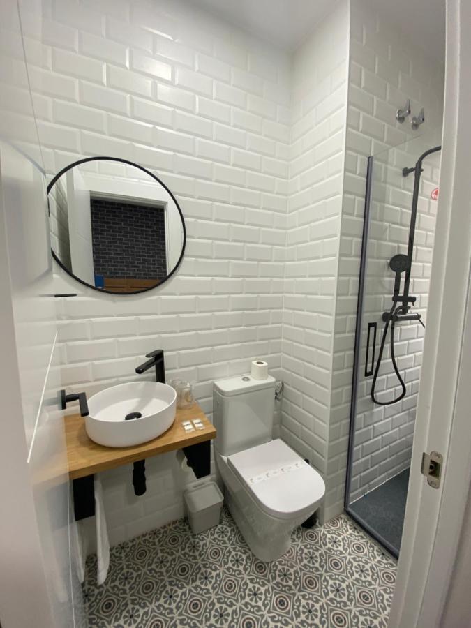 Casual Mardones Hotel Bilbao Exterior foto Bathroom with shower enclosure