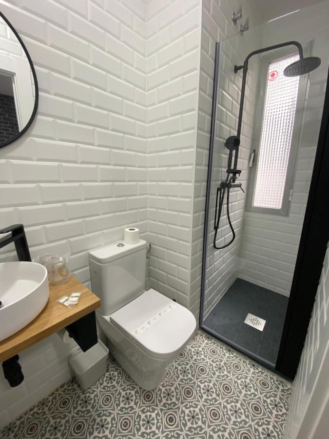 Casual Mardones Hotel Bilbao Exterior foto Bathroom with shower
