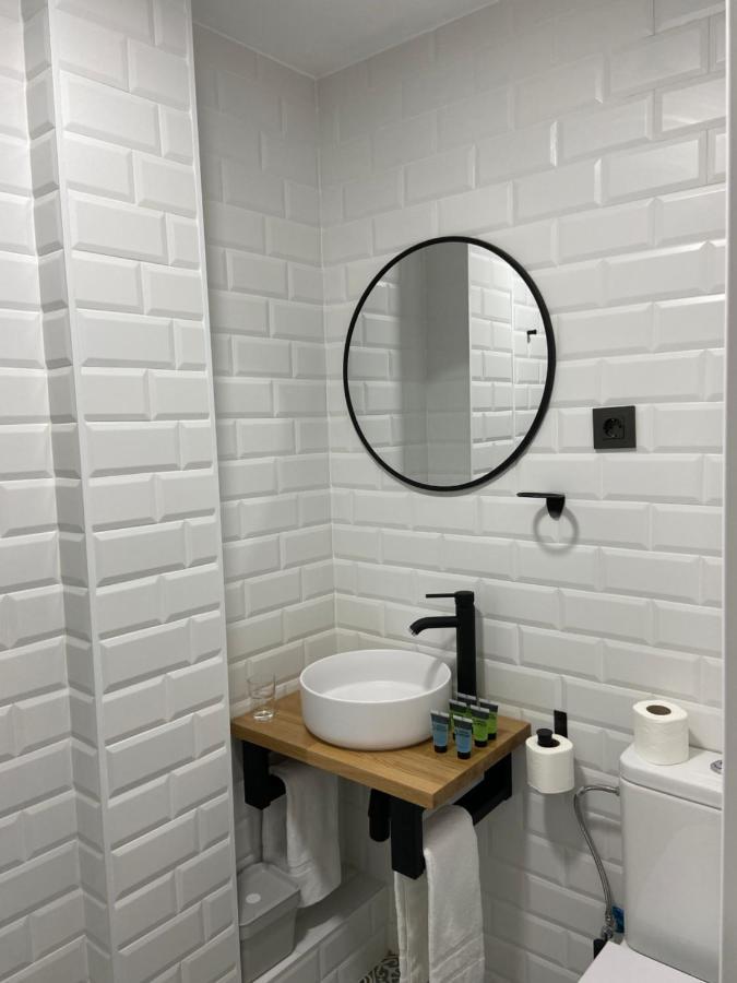Casual Mardones Hotel Bilbao Exterior foto Bathroom with white metro tiles