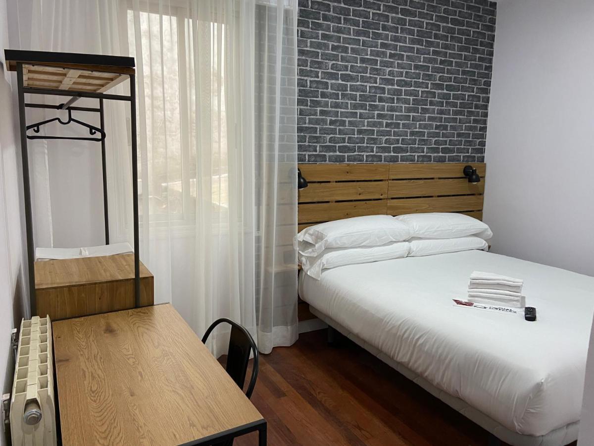 Casual Mardones Hotel Bilbao Exterior foto A room at the hotel