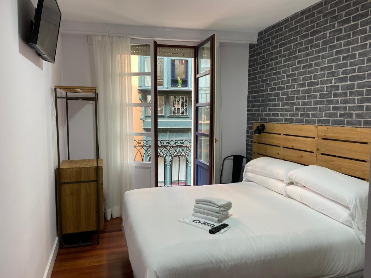 Casual Mardones Hotel Bilbao Exterior foto A room at the hotel