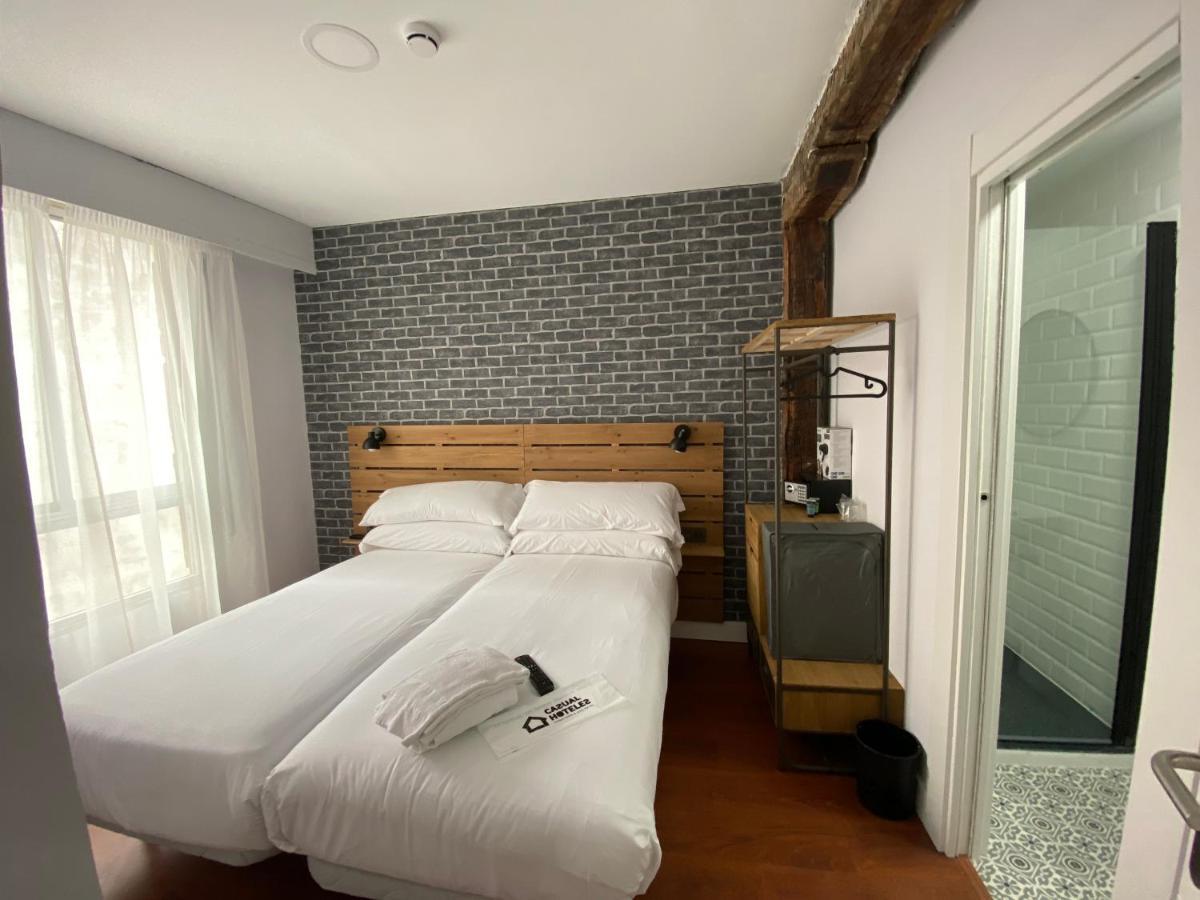 Casual Mardones Hotel Bilbao Exterior foto A room at the hotel