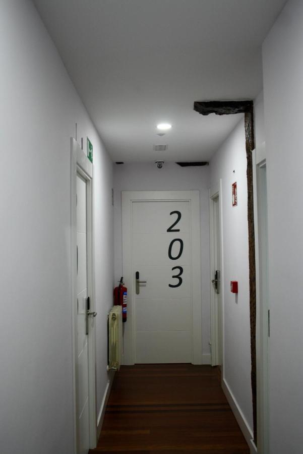Casual Mardones Hotel Bilbao Exterior foto A typical hotel room door