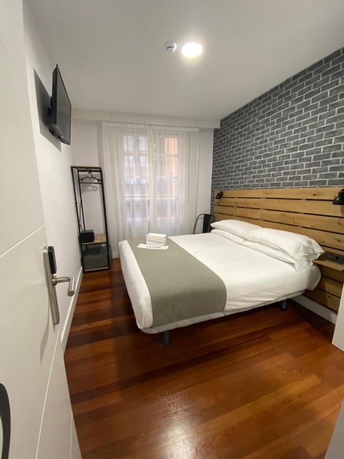 Casual Mardones Hotel Bilbao Exterior foto A room at the hotel