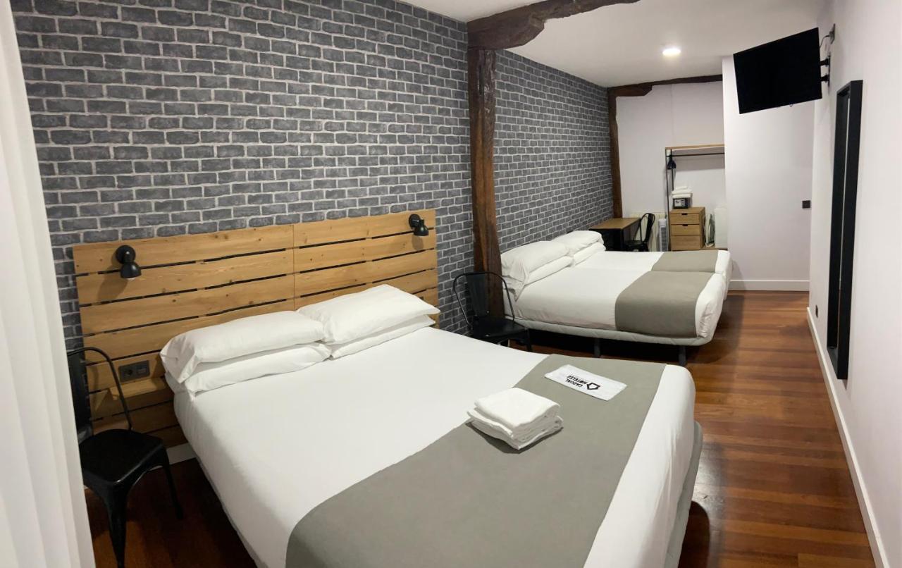 Casual Mardones Hotel Bilbao Exterior foto A room at the hotel