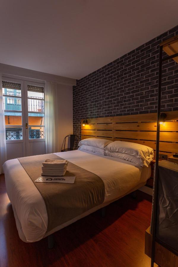 Casual Mardones Hotel Bilbao Exterior foto A bedroom at the Hotel 925