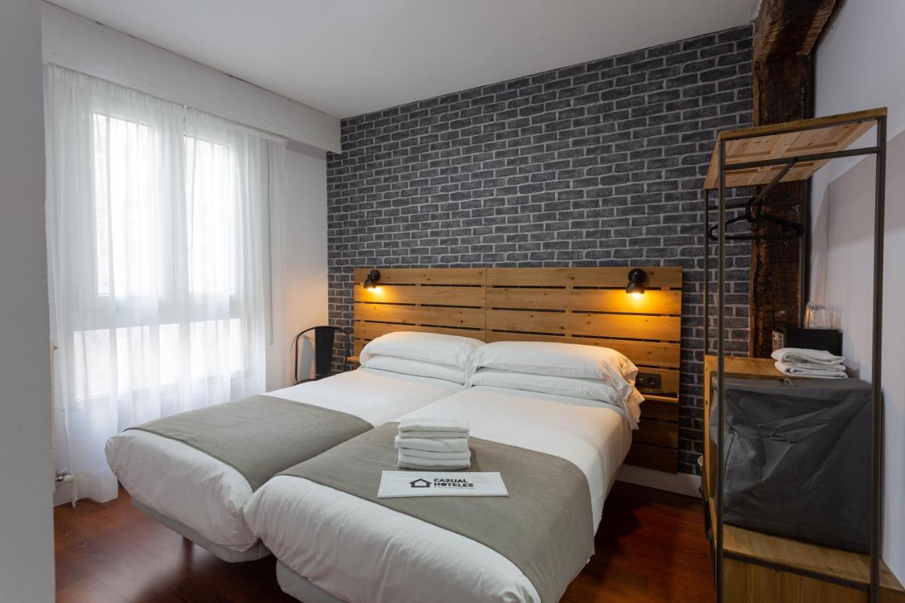 Casual Mardones Hotel Bilbao Exterior foto A room at the hotel