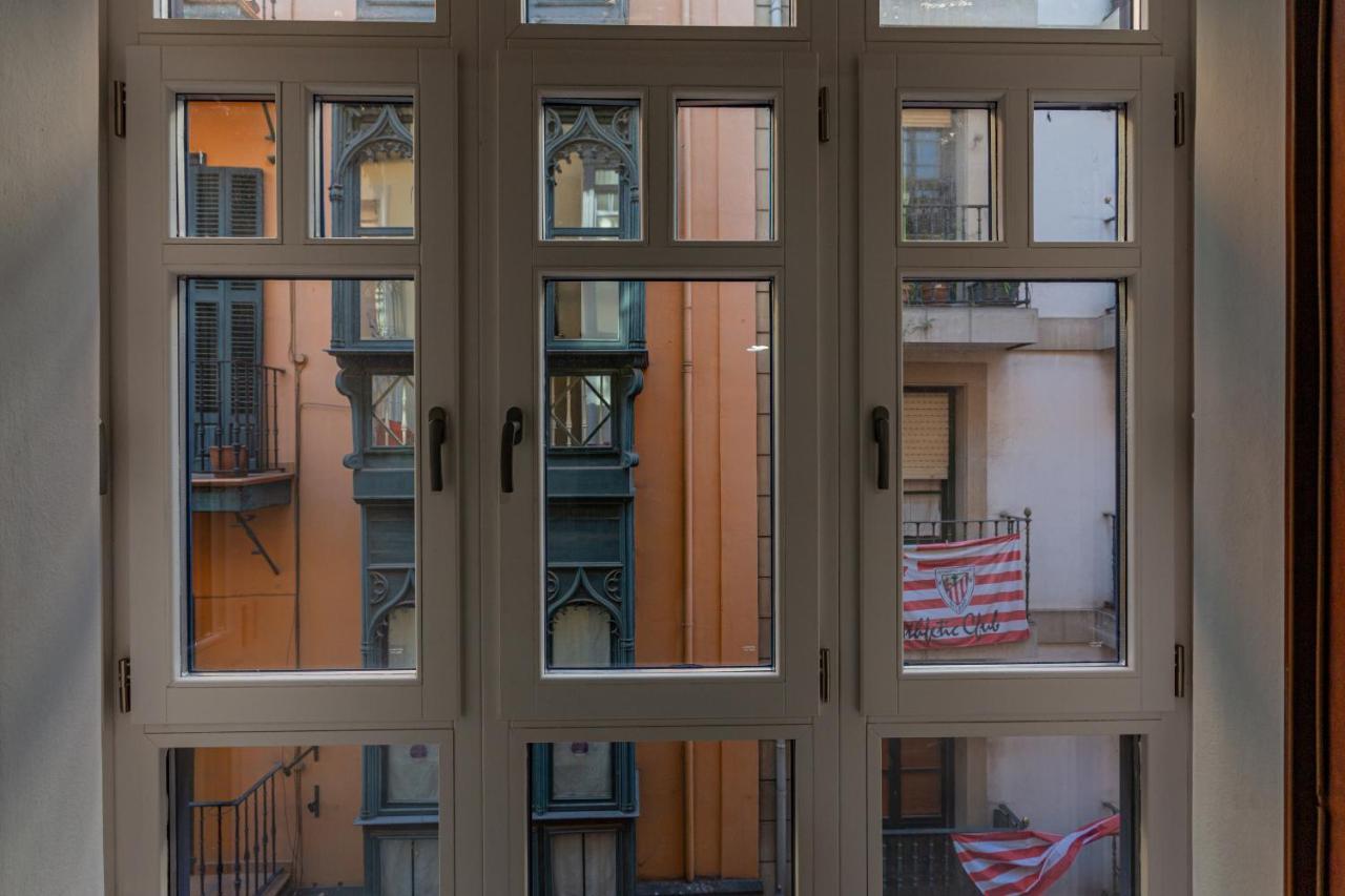 Casual Mardones Hotel Bilbao Exterior foto A window in Berlin
