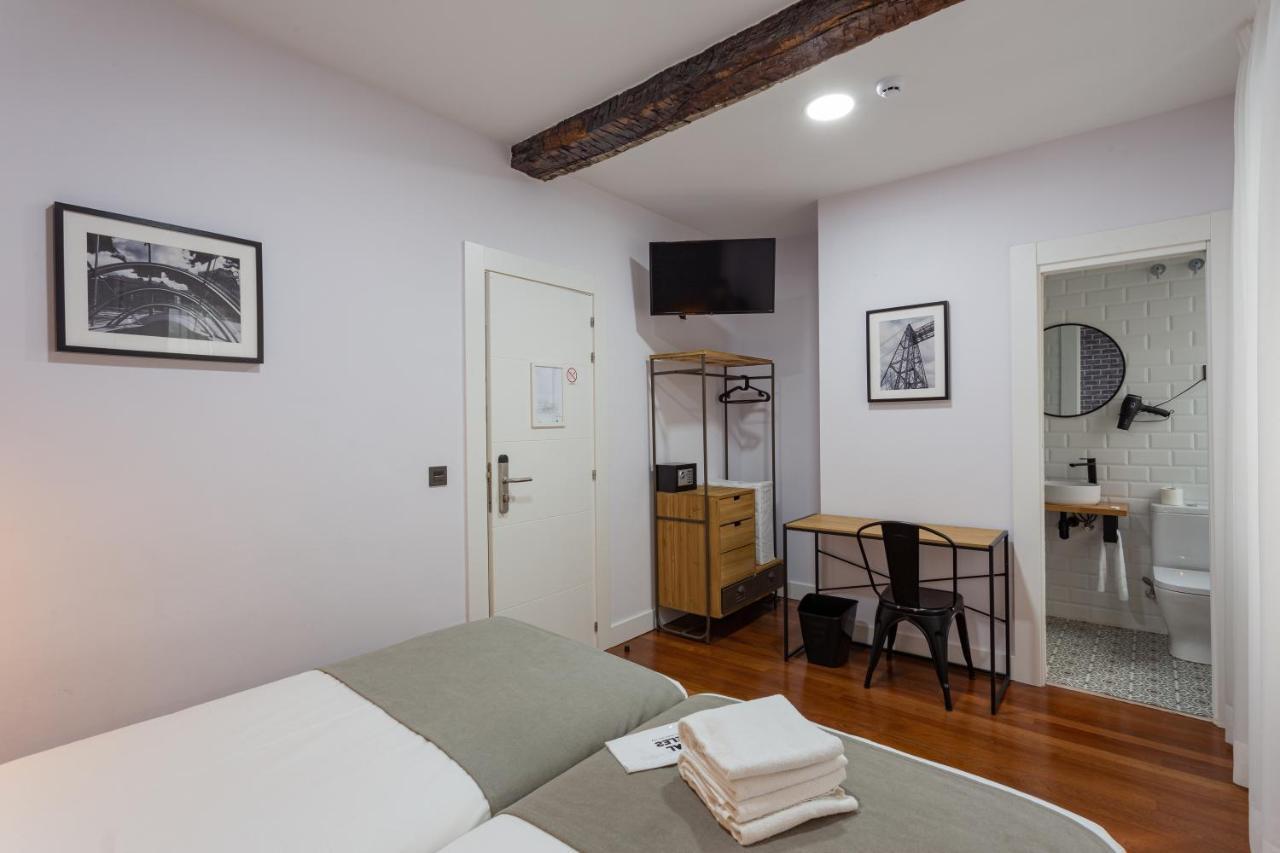 Casual Mardones Hotel Bilbao Exterior foto A room at the hotel