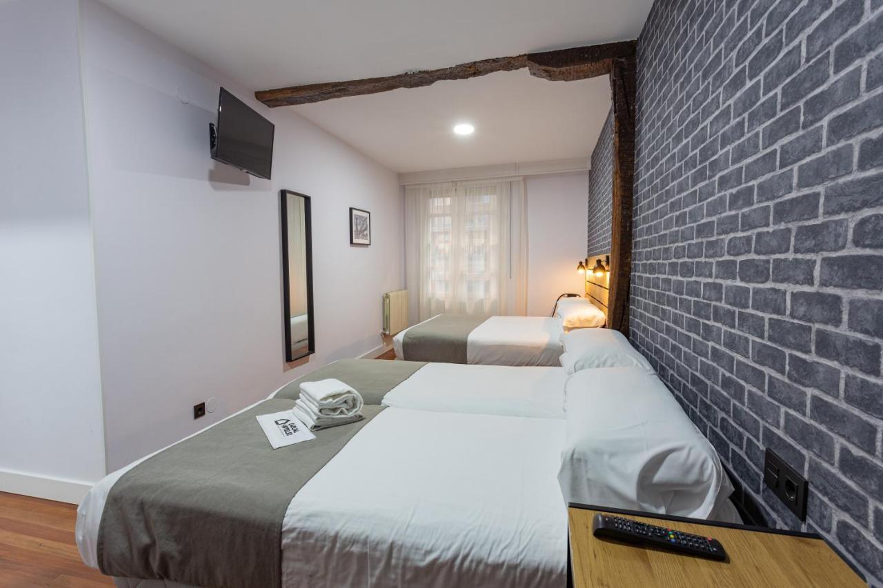Casual Mardones Hotel Bilbao Exterior foto A room at the hotel