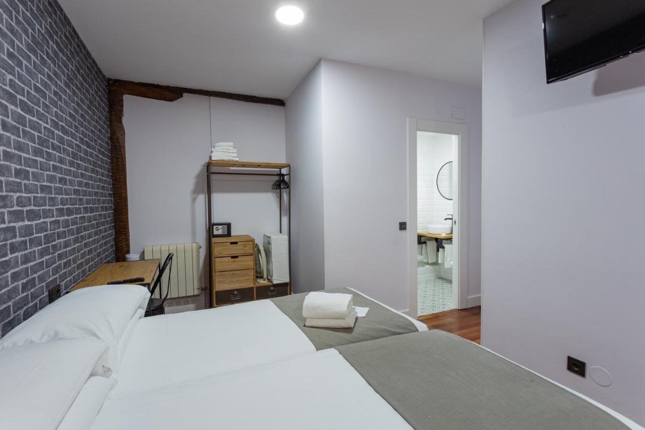Casual Mardones Hotel Bilbao Exterior foto A room at the hotel